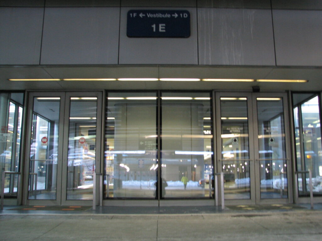 O'Hare vestibule door 1e