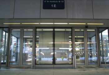 O'Hare vestibule door 1e