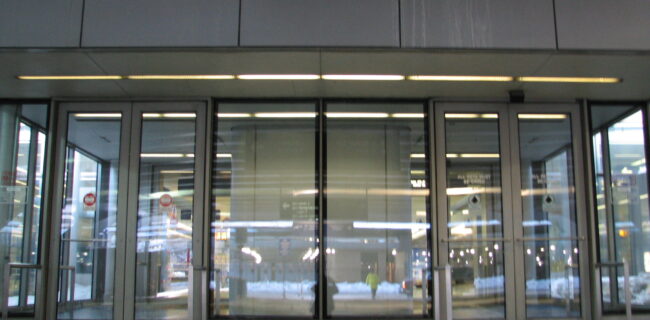 O'Hare vestibule door 1e