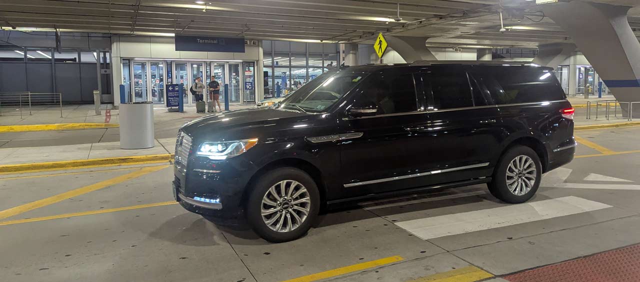 Airport Transportation with Room to Relax in Lincoln Navigator